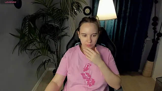 Snapshot of Lika_0ne chatting on 12/16/25, 12:10 Lika 0ne online show from 12/16/25, 12:10