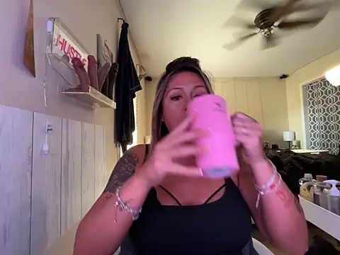 Snapshot of bossyroxy84 chatting on 10/01/25, 05:08 bossyroxy84 online show from 10/01/25, 05:08