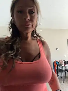 Snapshot of bossyroxy84 chatting on 07/19/26, 03:05 bossyroxy84 online show from 07/19/26, 03:05
