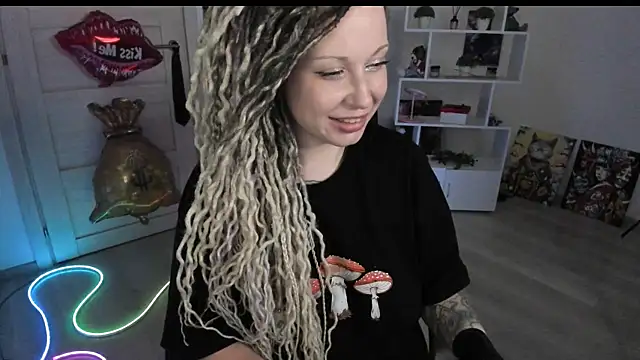 Snapshot of HoneySallyMoore chatting on 06/14/26, 02:24 HoneySallyMoore online show from 06/14/26, 02:24