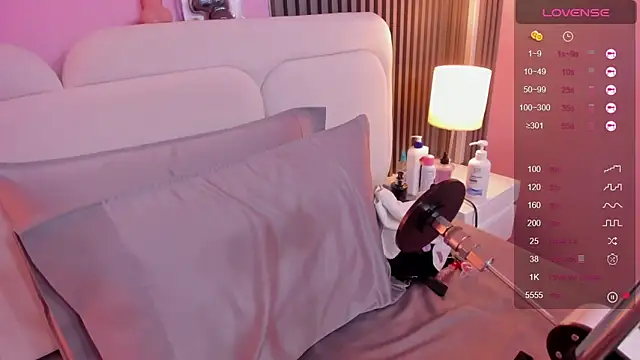 Snapshot of linda_sofi__ chatting on 02/19/25, 10:53 linda sofi online show from 02/19/25, 10:53