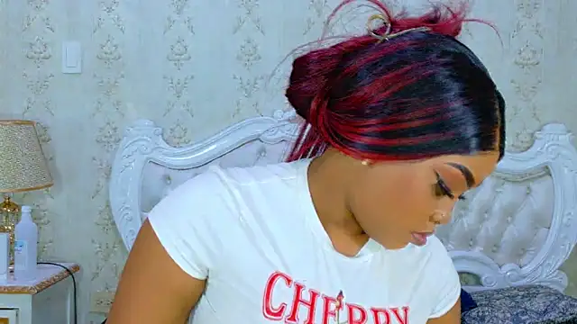 Snapshot of TianahGlow chatting on 10/29/25, 09:05 TianahGlow online show from 10/29/25, 09:05