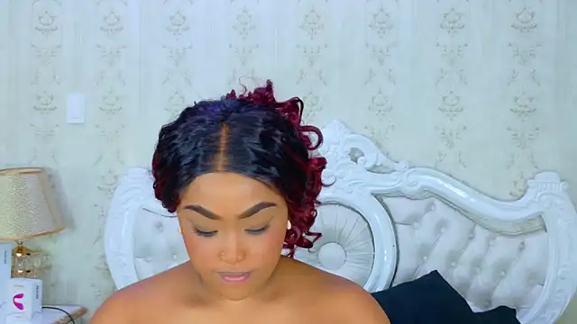 Snapshot of TianahGlow chatting on 11/06/25, 08:32 TianahGlow online show from 11/06/25, 08:32