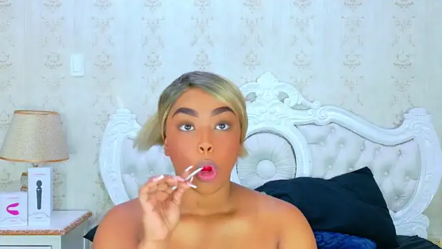 Snapshot of TianahGlow chatting on 11/15/25, 08:38 TianahGlow online show from 11/15/25, 08:38