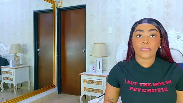 Snapshot of TianahGlow chatting on 11/19/25, 08:20 TianahGlow online show from 11/19/25, 08:20