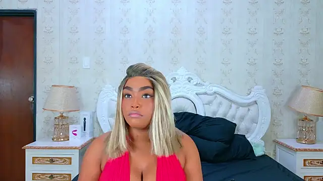 Snapshot of TianahGlow chatting on 11/21/25, 08:40 TianahGlow online show from 11/21/25, 08:40