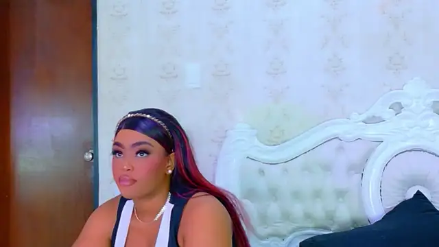 Snapshot of TianahGlow chatting on 12/19/25, 08:38 TianahGlow online show from 12/19/25, 08:38