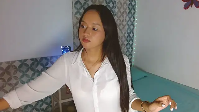 Snapshot of Emilybateee chatting on 11/03/25, 03:24 Emilybateee online show from 11/03/25, 03:24