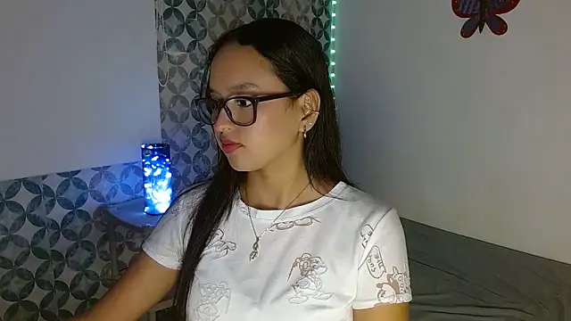 Snapshot of Emilybateee chatting on 11/18/25, 06:12 Emilybateee online show from 11/18/25, 06:12