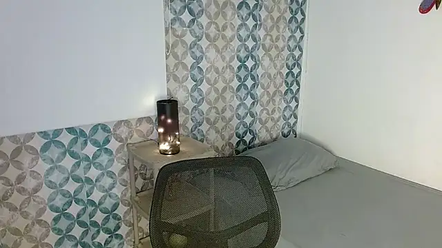 Snapshot of Emilybateee chatting on 11/22/25, 06:18 Emilybateee online show from 11/22/25, 06:18