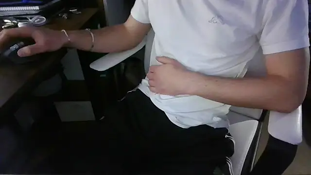 Manuhot001 online show from 03/17/25, 09:55