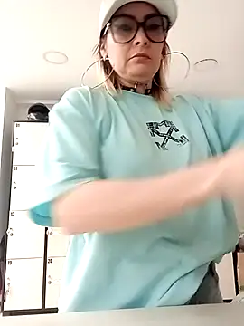 Snapshot of CandieGilson__ chatting on 10/13/25, 12:38 CandieGilson   online show from 10/13/25, 12:38