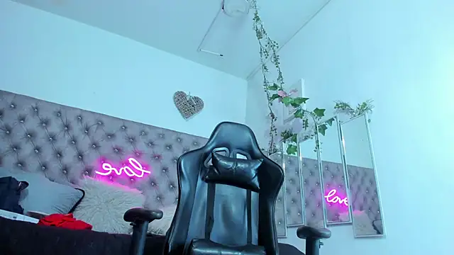 Snapshot of Naomii_Viper chatting on 10/15/25, 11:10 Naomii Viper online show from 10/15/25, 11:10