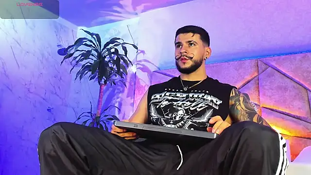 Snapshot of DickGriffith_ chatting on 10/06/25, 12:35 DickGriffith online show from 10/06/25, 12:35