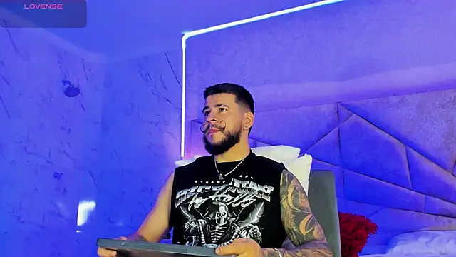 Snapshot of DickGriffith_ chatting on 12/04/25, 01:42 DickGriffith online show from 12/04/25, 01:42