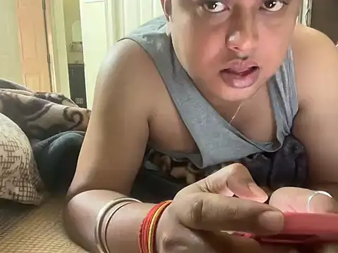 Snapshot of Kristi_Uniq chatting on 11/11/25, 07:08 Kristi Uniq online show from 11/11/25, 07:08