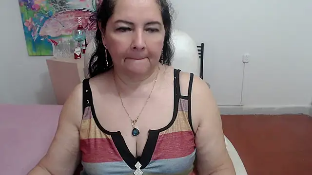 Snapshot of leonela_69 chatting on 10/19/25, 02:45 leonela 69 online show from 10/19/25, 02:45