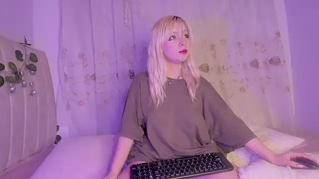 Snapshot of purplelilith3 chatting on 09/28/25, 10:20 purplelilith3 online show from 09/28/25, 10:20