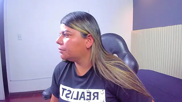 Snapshot of Aida-nicolle chatting on 09/15/25, 10:04 Aida-nicolle online show from 09/15/25, 10:04