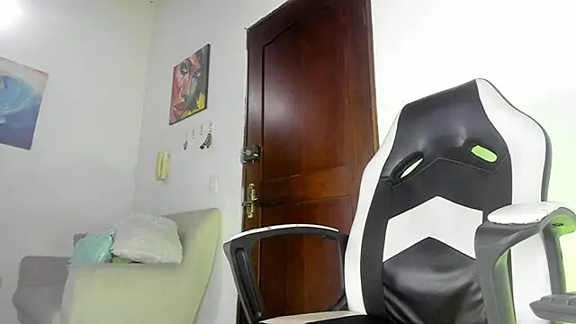 Snapshot of Daniloz_ chatting on 02/16/25, 05:26 Daniloz online show from 02/16/25, 05:26