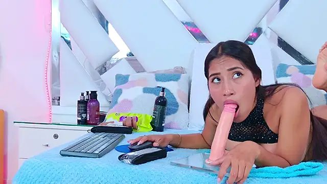 Snapshot of YesyHills chatting on 03/22/25, 10:04 YesyHills online show from 03/22/25, 10:04