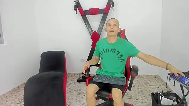 Snapshot of Isak_Millan chatting on 10/14/25, 01:34 Isak Millan online show from 10/14/25, 01:34