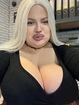 Snapshot of Eliaden chatting on 10/31/25, 02:45 Eliaden online show from 10/31/25, 02:45