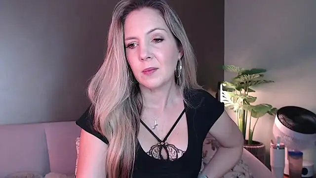 Snapshot of luscious-Lilly chatting on 09/26/25, 09:57 luscious-Lilly online show from 09/26/25, 09:57