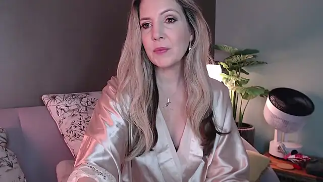 Snapshot of luscious-Lilly chatting on 10/18/25, 05:43 luscious-Lilly online show from 10/18/25, 05:43
