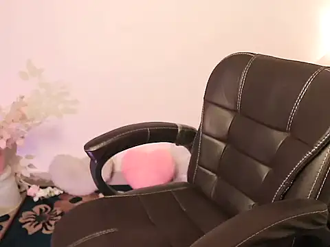 Snapshot of megancatluna chatting on 11/23/25, 04:34 megancatluna online show from 11/23/25, 04:34