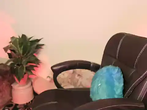 Snapshot of megancatluna chatting on 12/18/25, 05:13 megancatluna online show from 12/18/25, 05:13