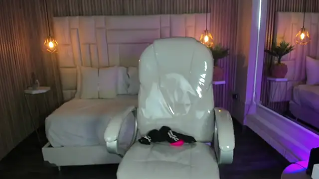 MelanieHillss online show from 10/10/25, 04:22