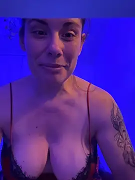 Snapshot of Lar0uch chatting on 02/19/25, 07:27 Lar0uch online show from 02/19/25, 07:27