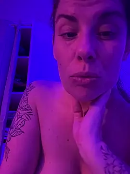 Snapshot of Lar0uch chatting on 02/22/25, 08:40 Lar0uch online show from 02/22/25, 08:40