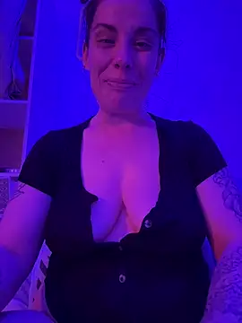 Snapshot of Lar0uch chatting on 02/24/25, 05:20 Lar0uch online show from 02/24/25, 05:20