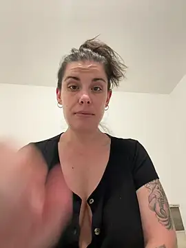 Snapshot of Lar0uch chatting on 02/26/25, 06:43 Lar0uch online show from 02/26/25, 06:43