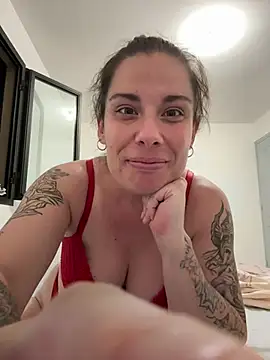 Snapshot of Lar0uch chatting on 03/10/25, 05:50 Lar0uch online show from 03/10/25, 05:50