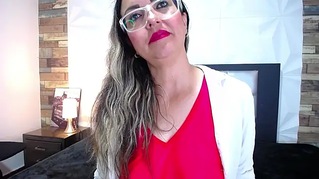 Snapshot of Azaahara_ chatting on 03/18/25, 02:04 Azaahara online show from 03/18/25, 02:04