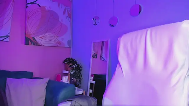 Bella walker  online show from 09/15/25, 08:20