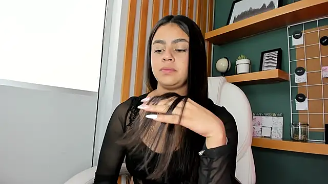 Bella walker  online show from 10/08/25, 08:28