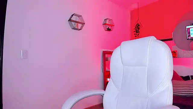 Bella walker  online show from 04/13/26, 08:47