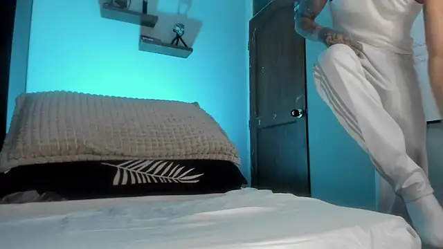 K cique online show from 10/23/25, 08:35