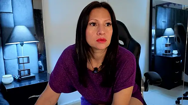 Aisha Nowak online show from 11/07/25, 11:16