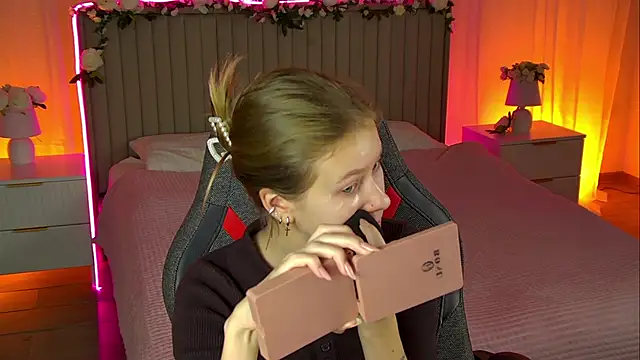 Snapshot of EveMundie chatting on 10/29/25, 12:18 EveMundie online show from 10/29/25, 12:18