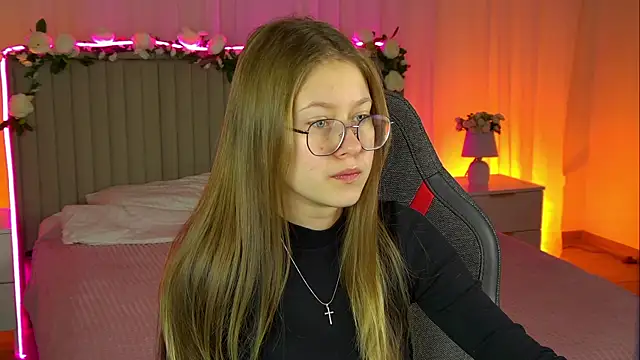 Snapshot of EveMundie chatting on 11/03/25, 06:14 EveMundie online show from 11/03/25, 06:14