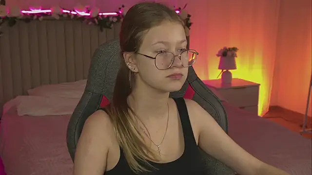 Snapshot of EveMundie chatting on 11/10/25, 06:23 EveMundie online show from 11/10/25, 06:23