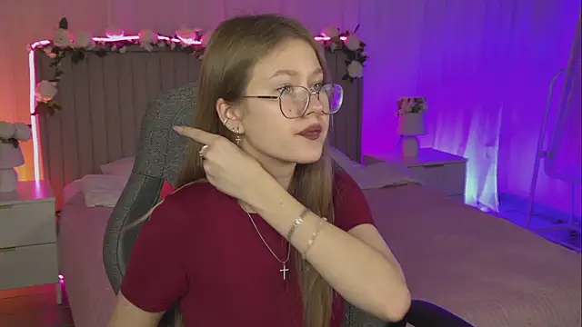 Snapshot of EveMundie chatting on 11/11/25, 12:38 EveMundie online show from 11/11/25, 12:38