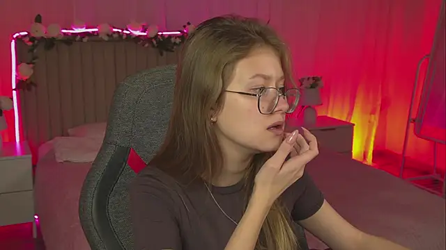 Snapshot of EveMundie chatting on 11/12/25, 12:27 EveMundie online show from 11/12/25, 12:27