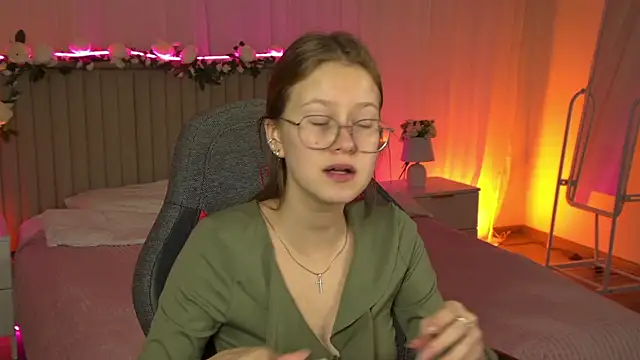 Snapshot of EveMundie chatting on 11/17/25, 06:30 EveMundie online show from 11/17/25, 06:30