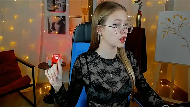 Snapshot of EveMundie chatting on 12/02/25, 12:54 EveMundie online show from 12/02/25, 12:54